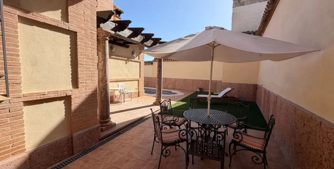 Venta de villa independiente en Antequera 1