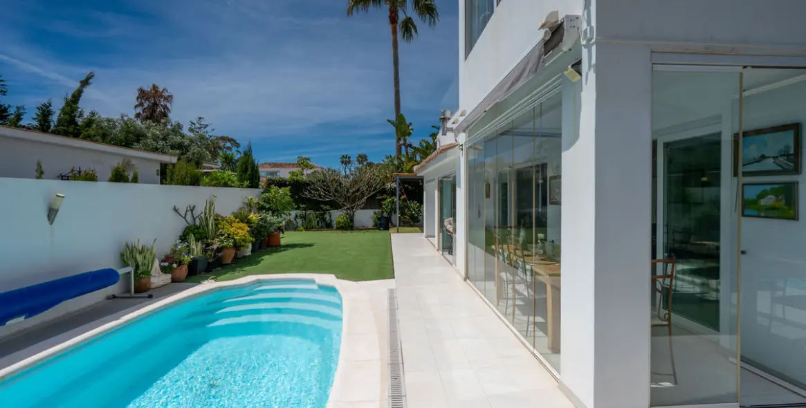Venta de villa independiente en Estepona 43