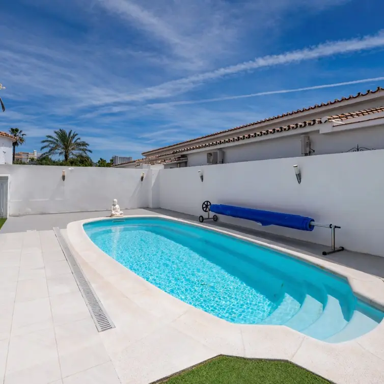 Продажа  отдельно стоящей виллы в Estepona
