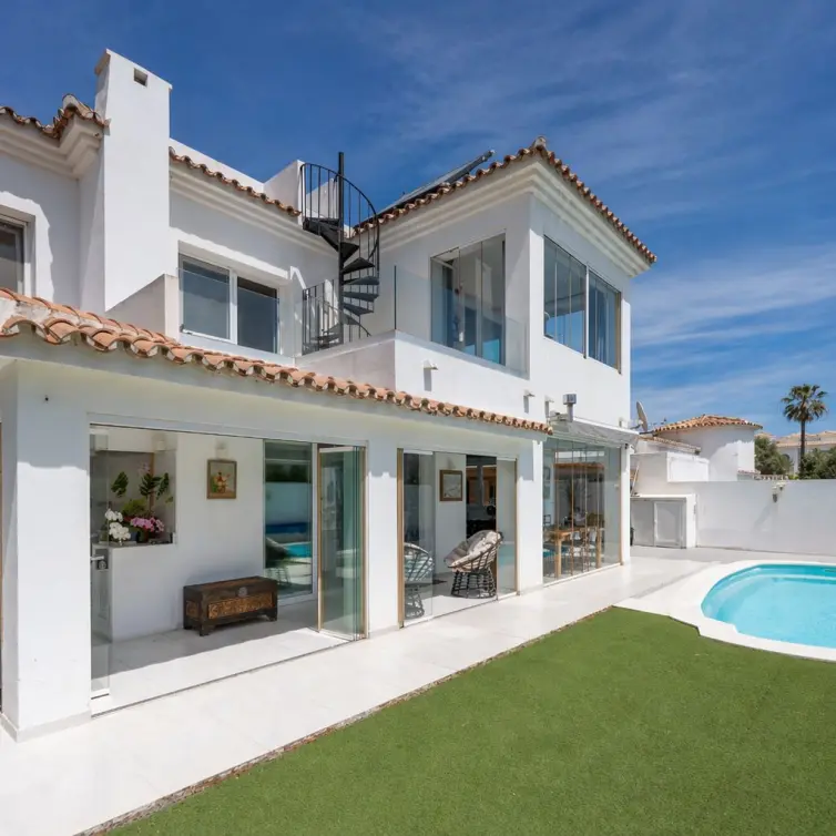 Продажа  отдельно стоящей виллы в Estepona