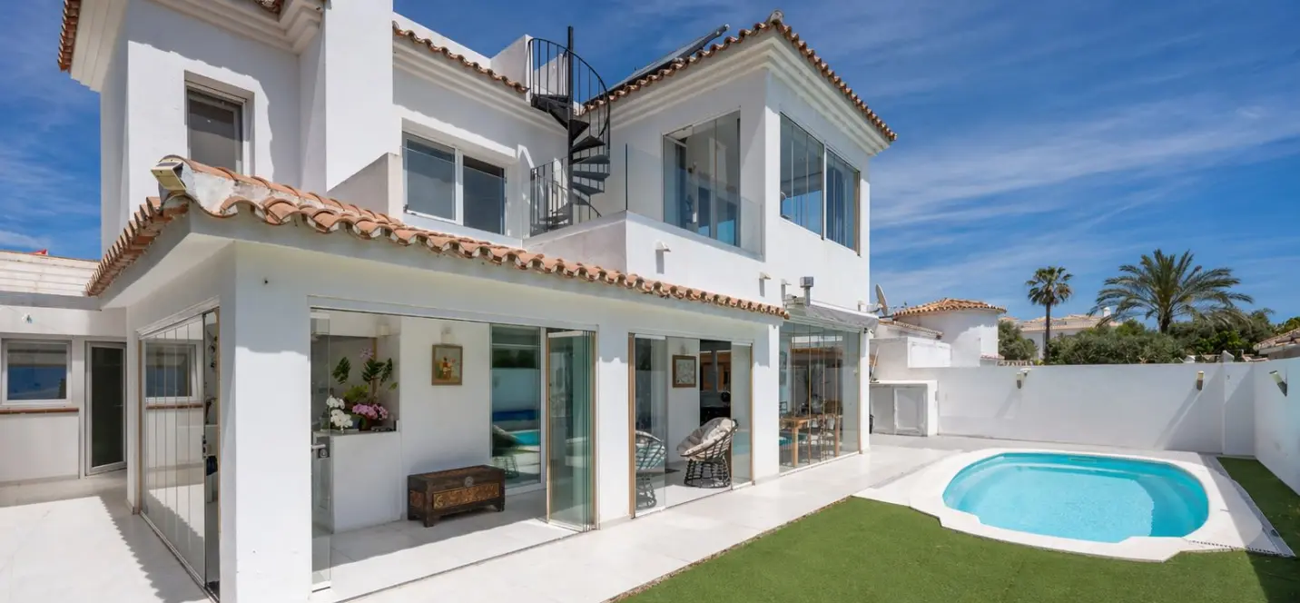 Продажа  отдельно стоящей виллы в Estepona 3