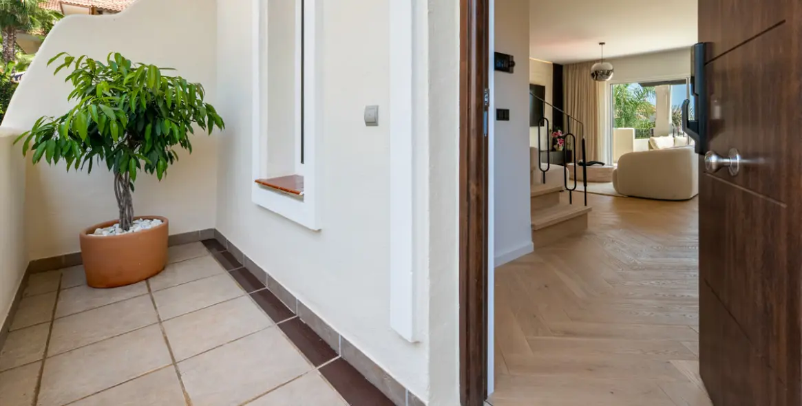 Venta de ático dúplex en Nueva Andalucía 26