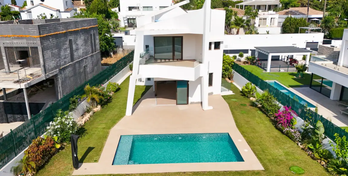 Sale of detached villa in Estepona 1