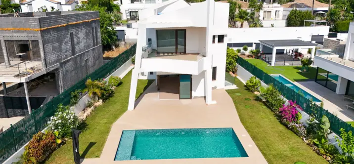 Продажа  отдельно стоящей виллы в Estepona 0