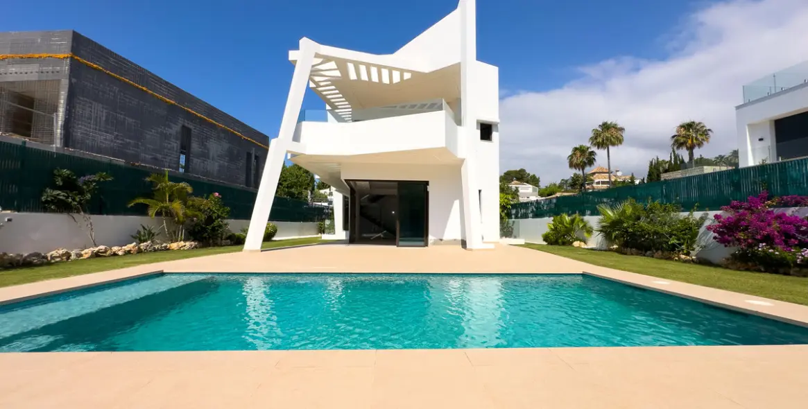Sale of detached villa in Estepona 2