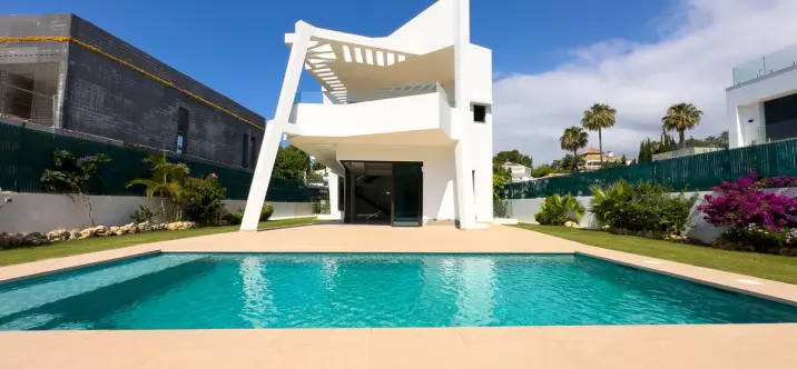 Продажа  отдельно стоящей виллы в Estepona 1