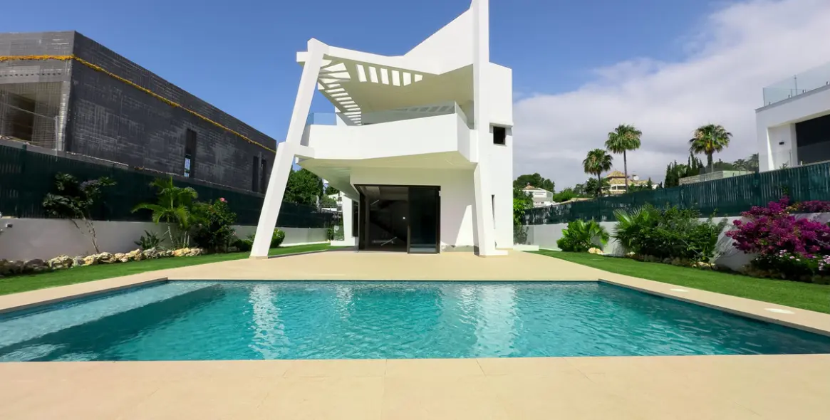Sale of detached villa in Estepona 3