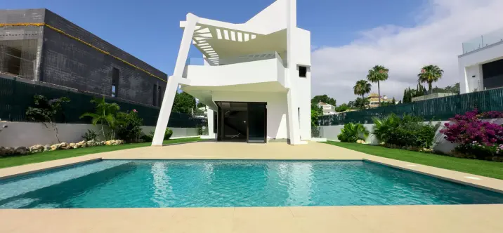 Продажа  отдельно стоящей виллы в Estepona 2