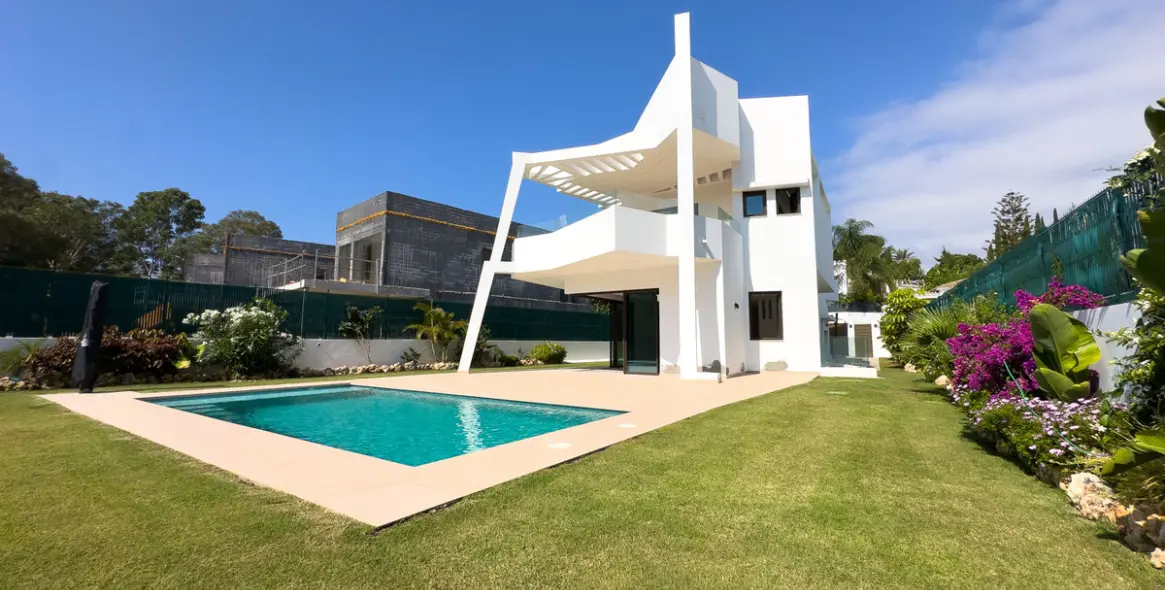 Sale of detached villa in Estepona 4