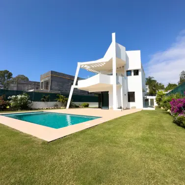 Продажа  отдельно стоящей виллы в Estepona