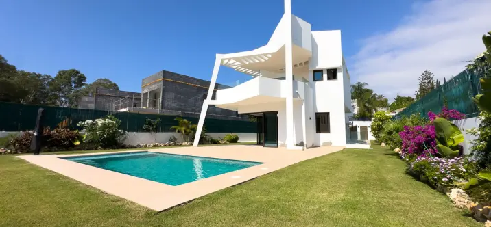 Продажа  отдельно стоящей виллы в Estepona 3