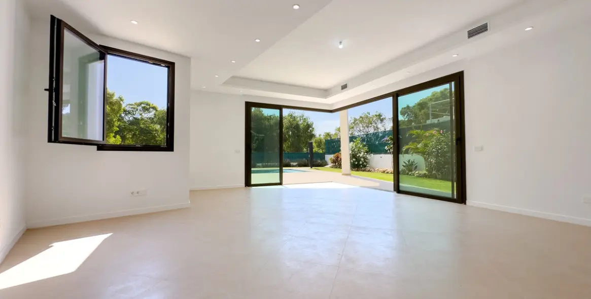 Sale of detached villa in Estepona 5