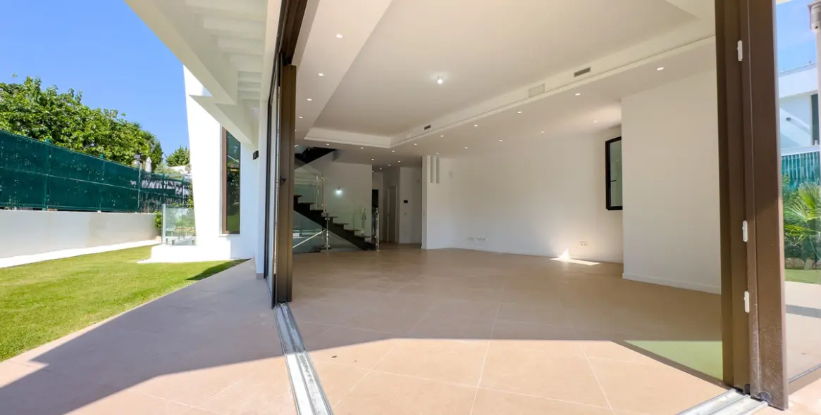 Sale of detached villa in Estepona 6