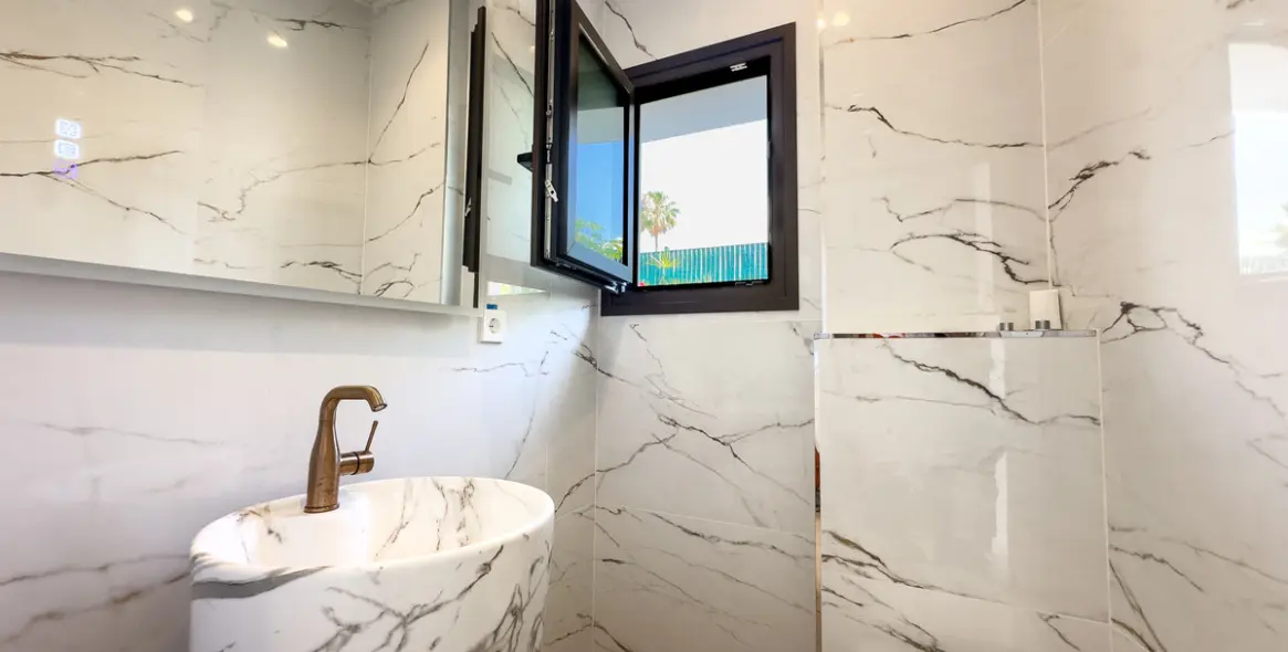 Sale of detached villa in Estepona 9