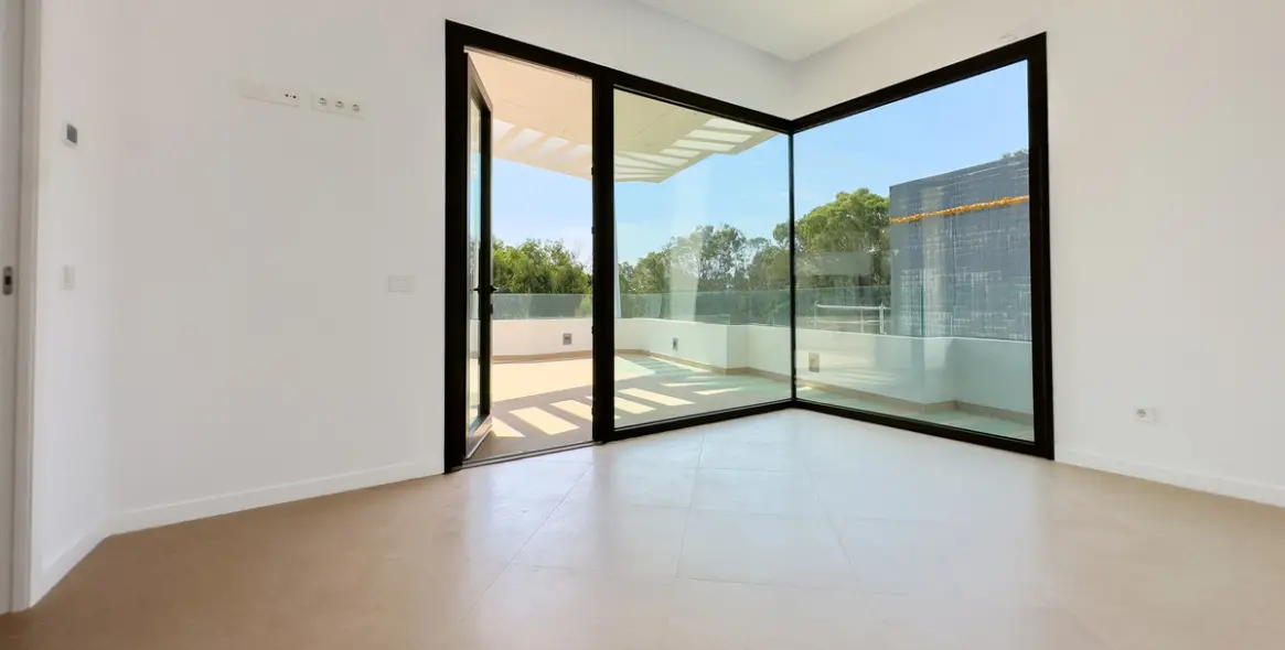 Sale of detached villa in Estepona 18