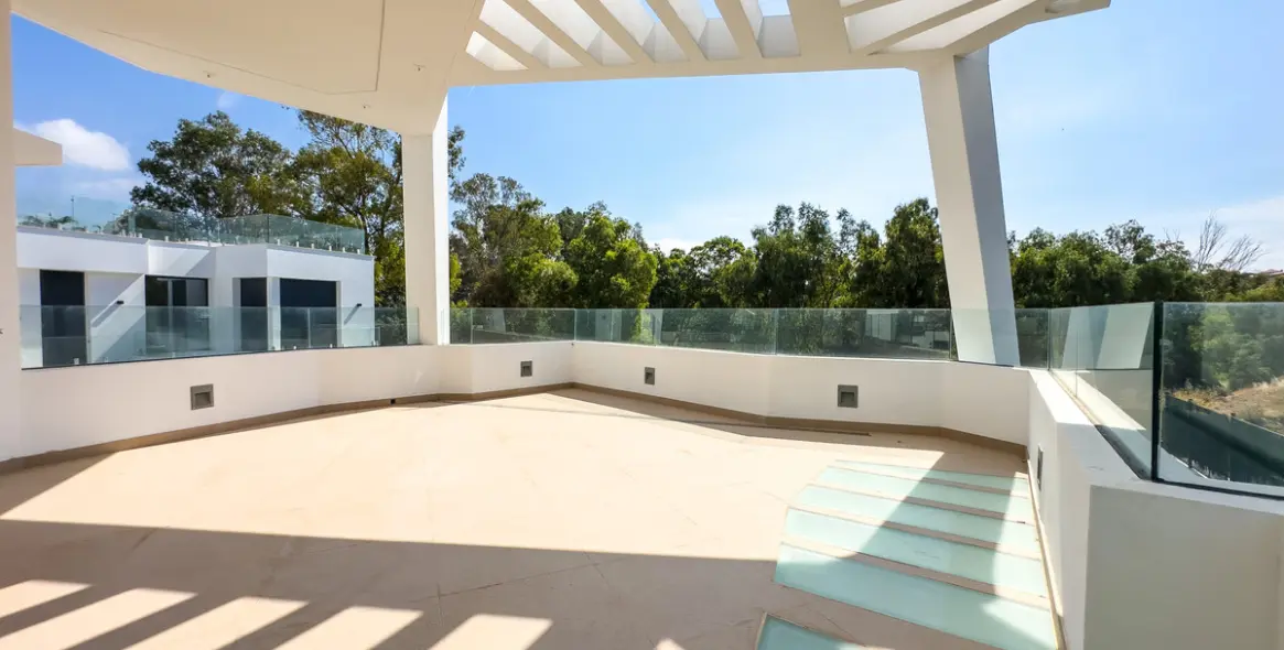 Sale of detached villa in Estepona 20
