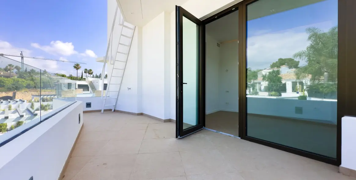 Sale of detached villa in Estepona 25