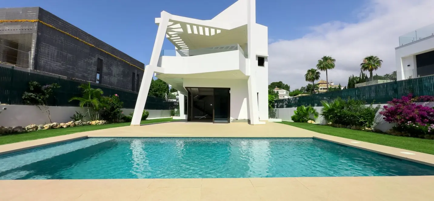 Продажа  отдельно стоящей виллы в Estepona 2