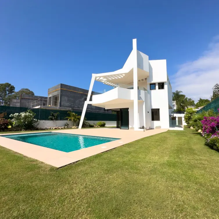 Продажа  отдельно стоящей виллы в Estepona