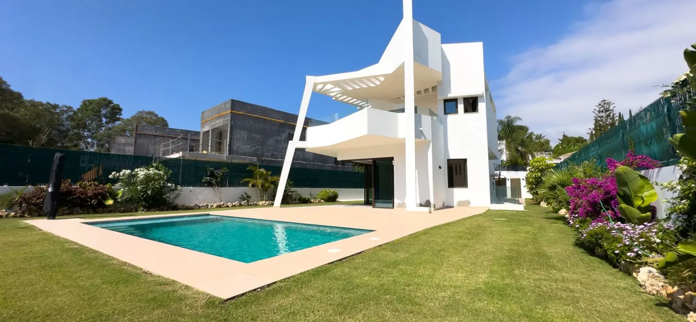 Продажа  отдельно стоящей виллы в Estepona 3