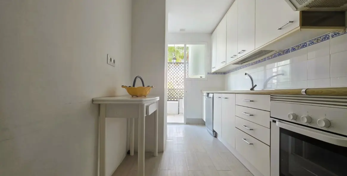 Short-term rent of middle floor apartment in Puerto Banús 8