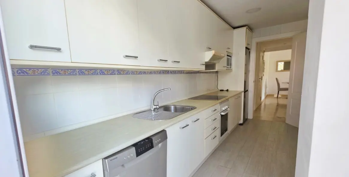 Short-term rent of middle floor apartment in Puerto Banús 9