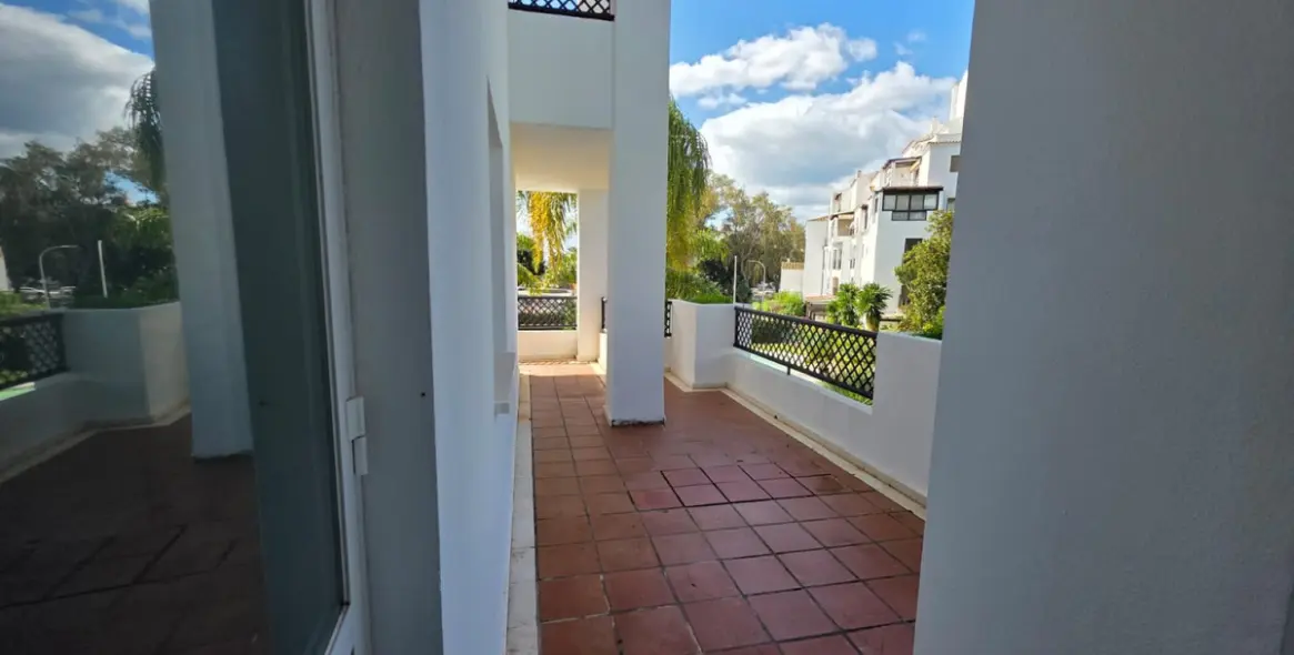 Short-term rent of middle floor apartment in Puerto Banús 25
