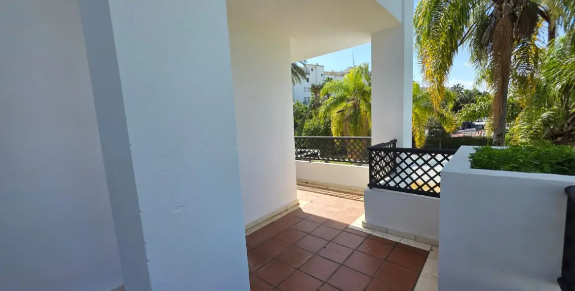Short-term rent of middle floor apartment in Puerto Banús 27