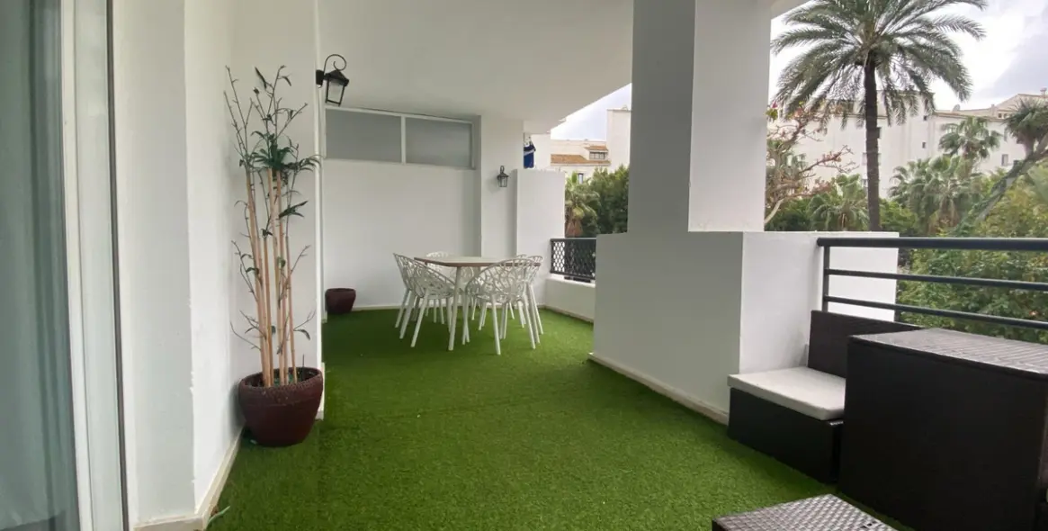 Short-term rent of middle floor apartment in Puerto Banús 28
