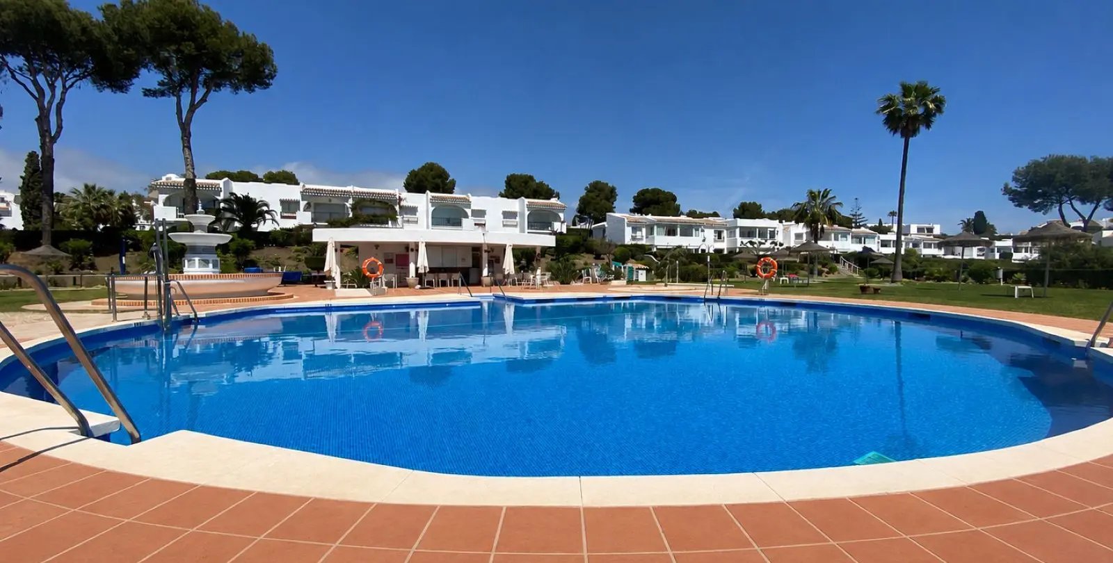 Продажа апартаментов на первом этаже в Miraflores 2