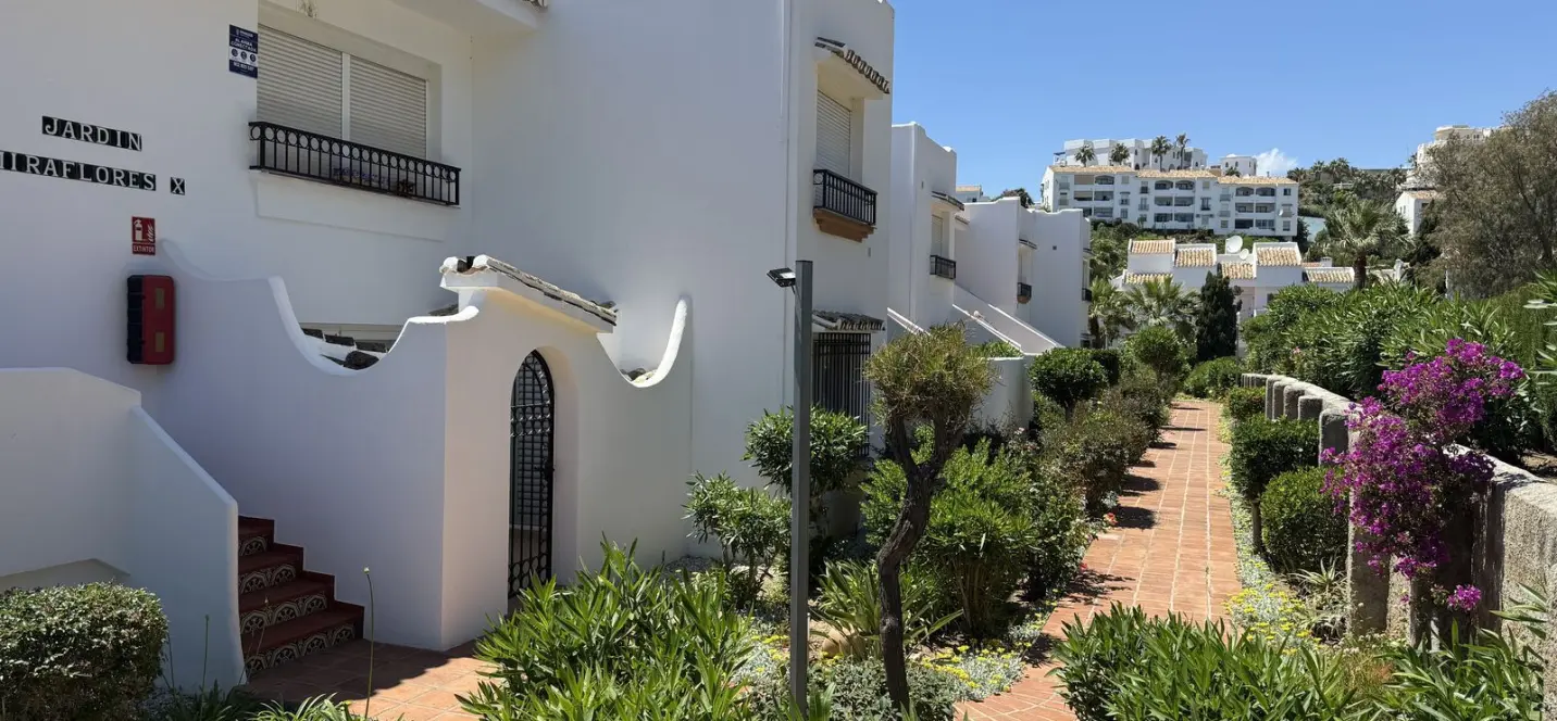 Продажа апартаментов на первом этаже в Miraflores 4