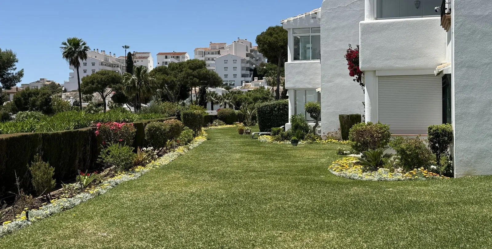 Продажа апартаментов на первом этаже в Miraflores 18