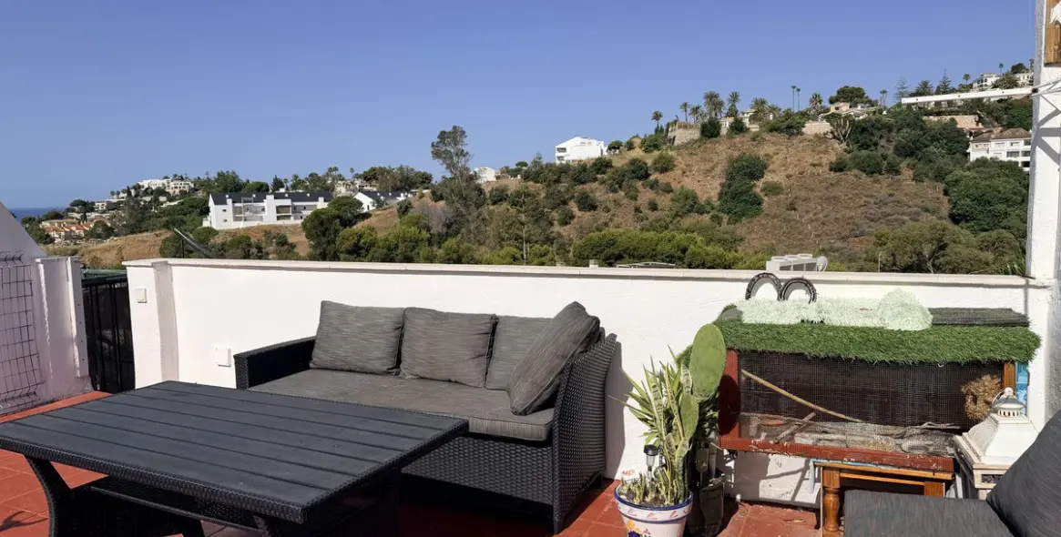 Sale of middle floor apartment in Benalmadena 2