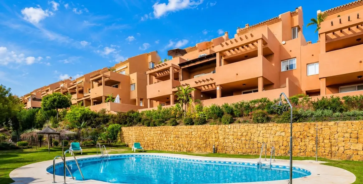 Sale of middle floor apartment in Elviria 1