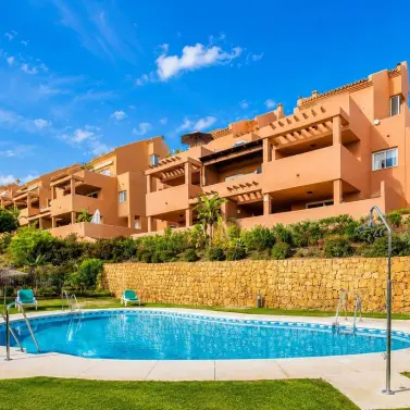 Venta de apartamento en planta media en Elviria