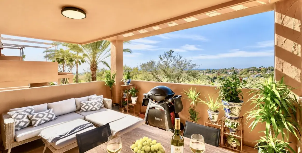 Sale of middle floor apartment in Elviria 2