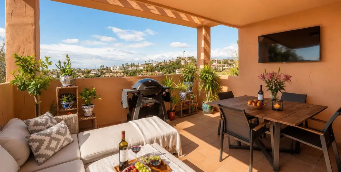 Sale of middle floor apartment in Elviria 3