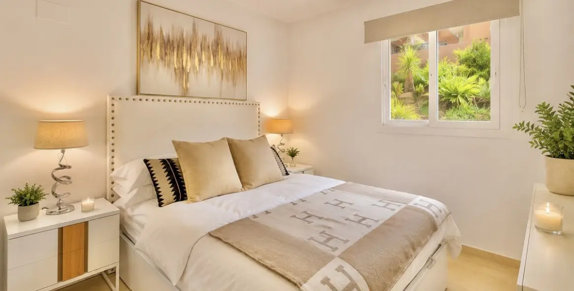 Sale of middle floor apartment in Elviria 12