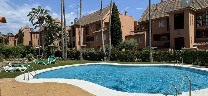 Продажа апартаментов на среднем этаже в Casares Playa 0