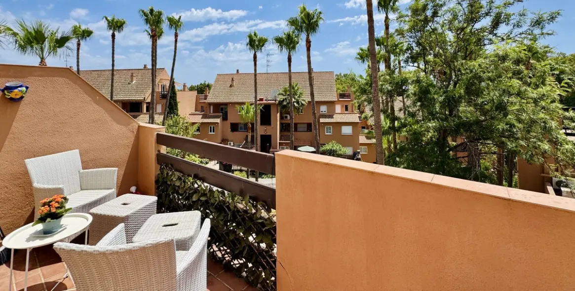 Sale of middle floor apartment in Casares Playa 5