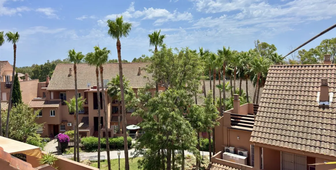 Sale of middle floor apartment in Casares Playa 21