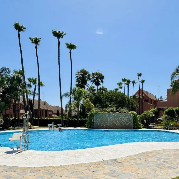 Продажа апартаментов на среднем этаже в Casares Playa