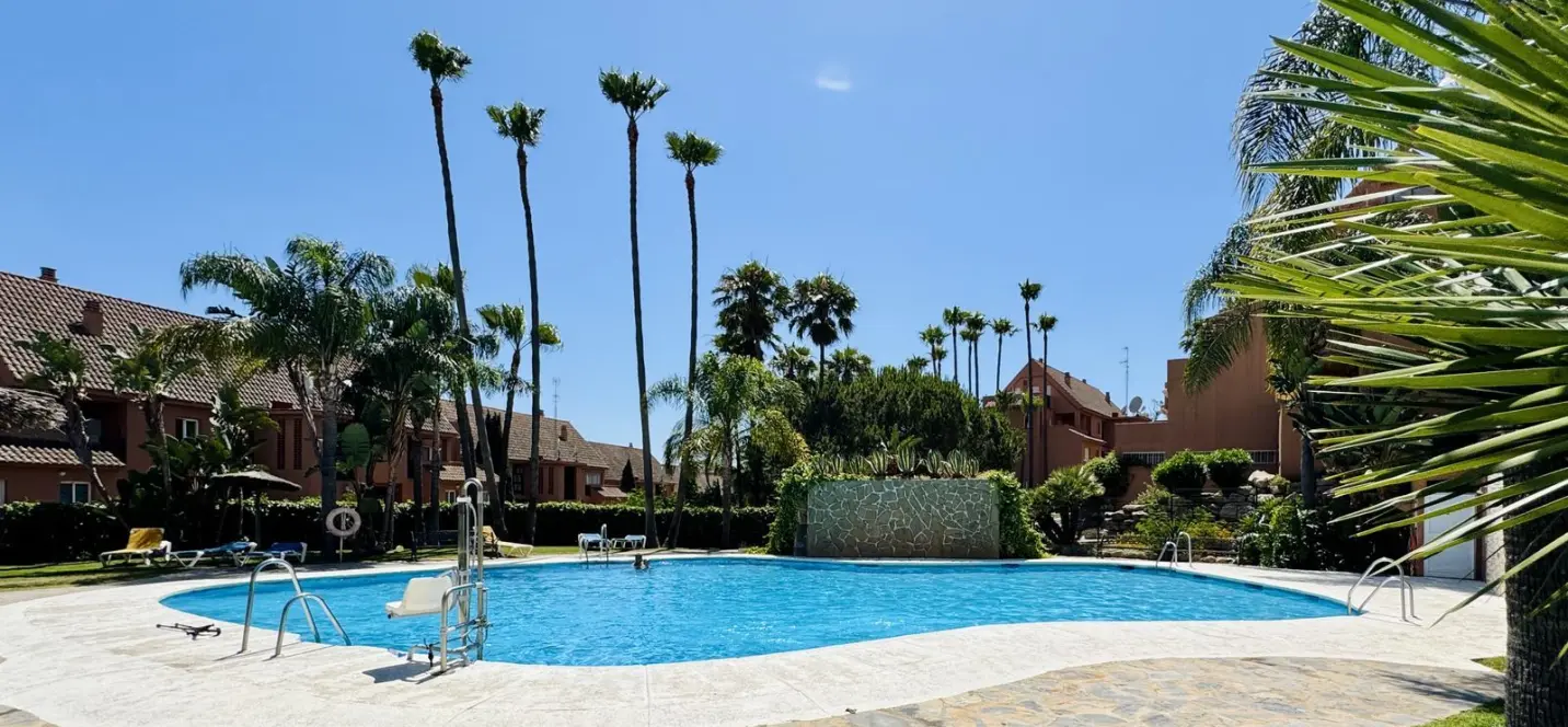 Продажа апартаментов на среднем этаже в Casares Playa 0