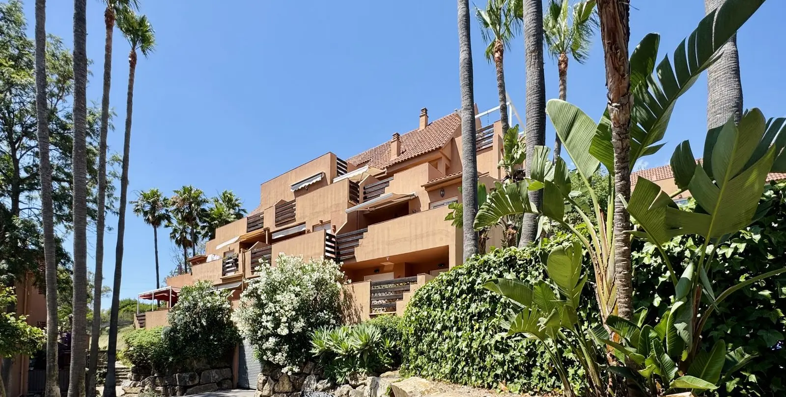 Продажа апартаментов на среднем этаже в Casares Playa 2