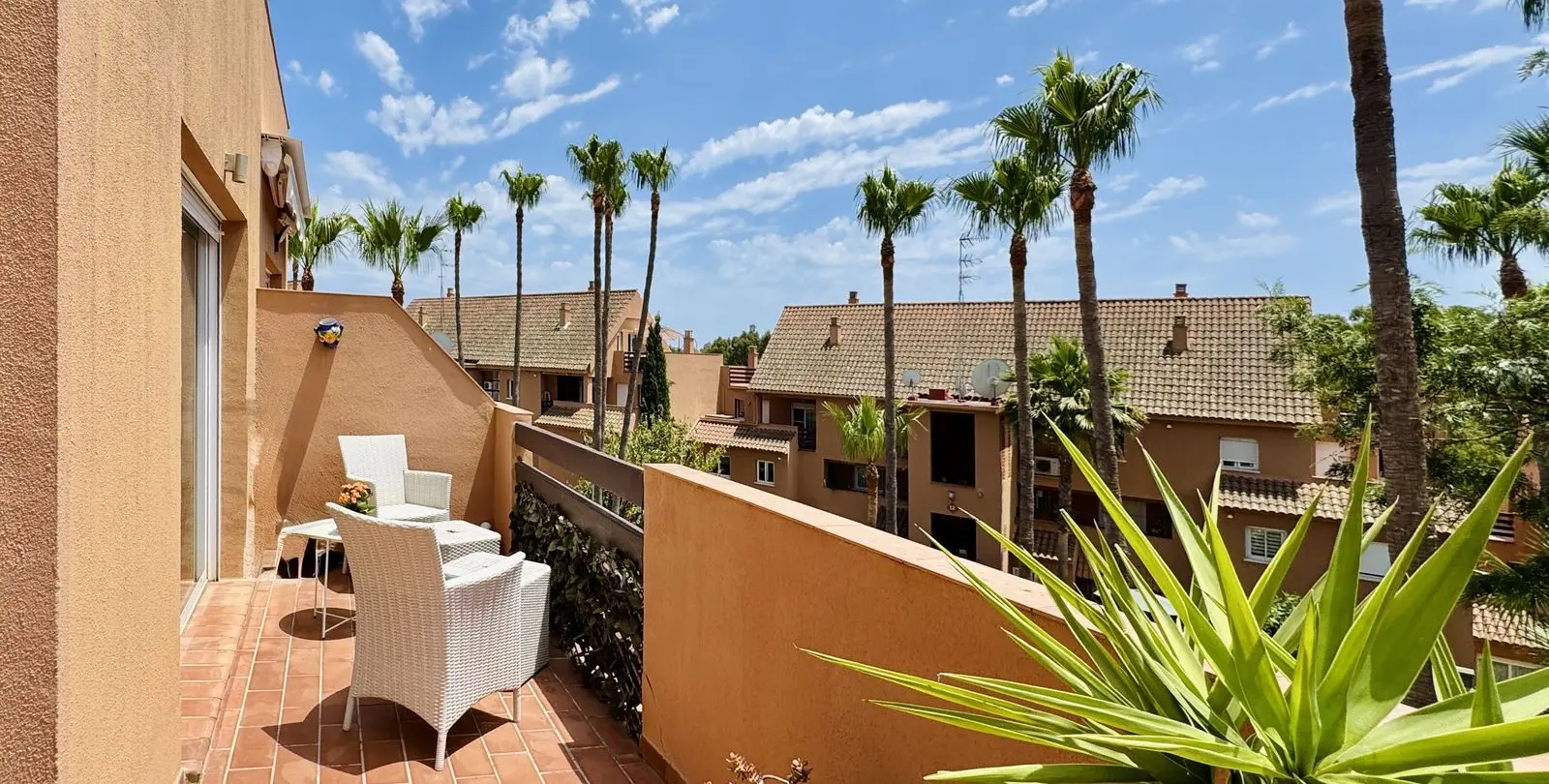 Продажа апартаментов на среднем этаже в Casares Playa 12