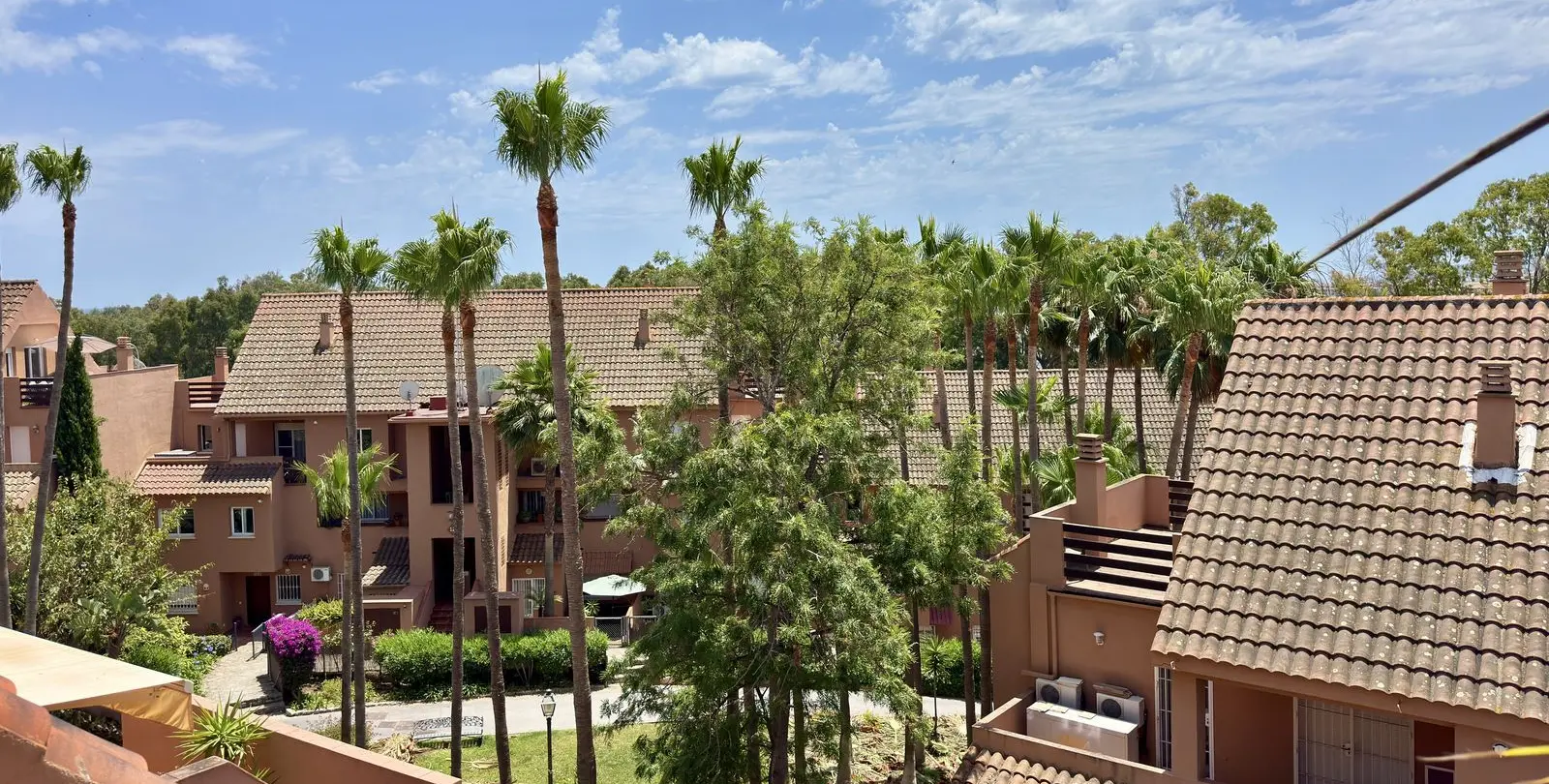 Продажа апартаментов на среднем этаже в Casares Playa 30