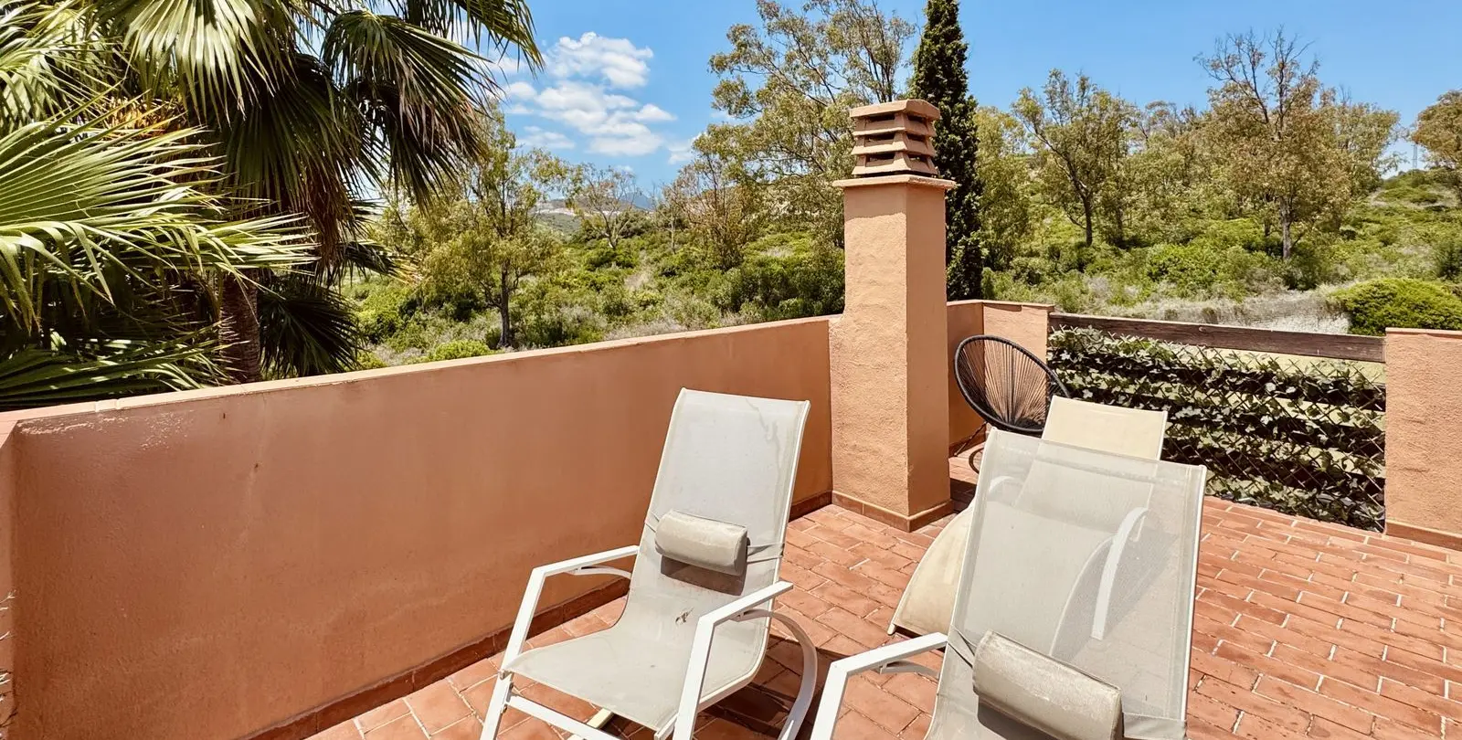 Продажа апартаментов на среднем этаже в Casares Playa 32