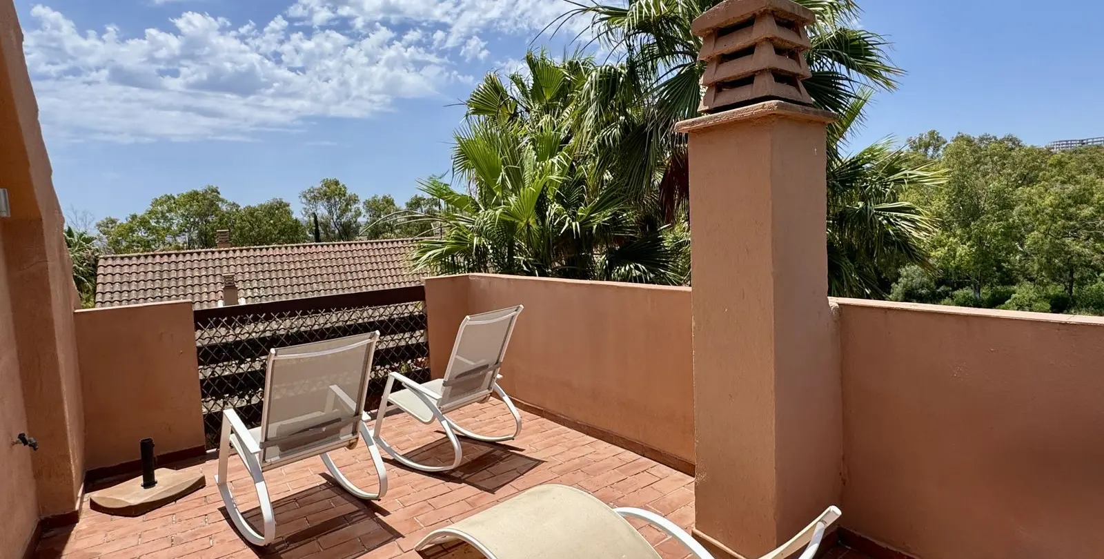 Продажа апартаментов на среднем этаже в Casares Playa 45