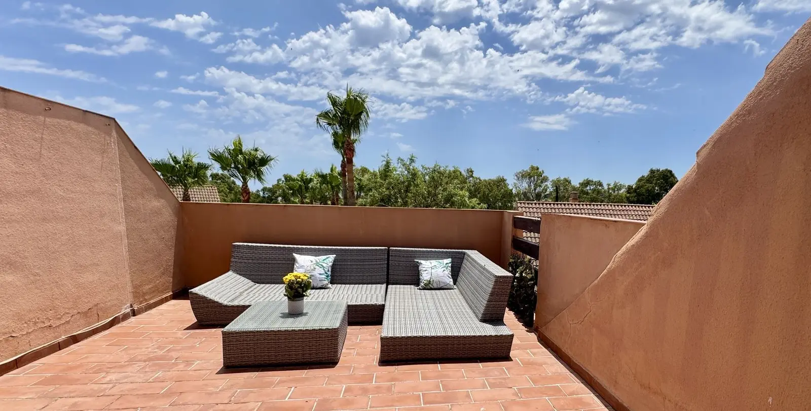 Продажа апартаментов на среднем этаже в Casares Playa 46