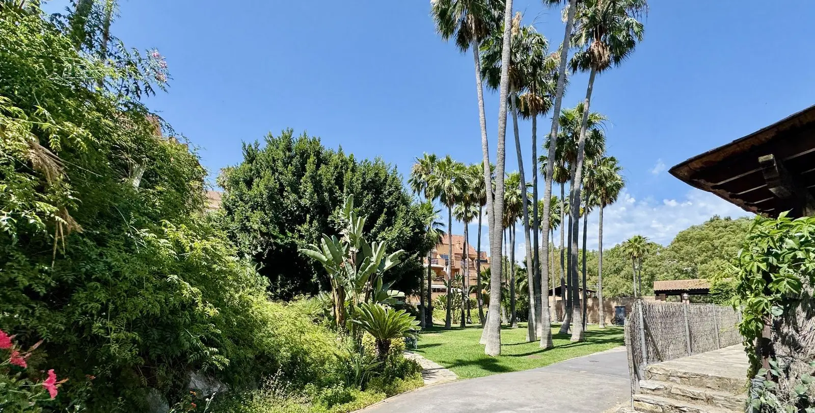 Продажа апартаментов на среднем этаже в Casares Playa 47